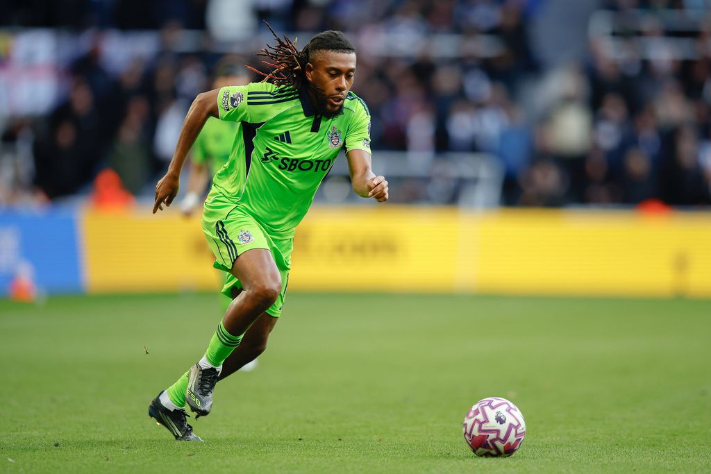 Alex Iwobi runs at goal in Fulham's 1-2 loss to Newcastle United at St. James Park