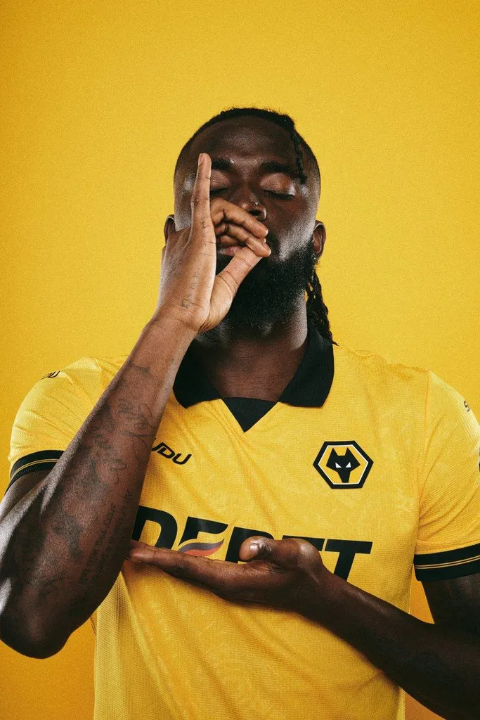 Tolu Arokodare signs for Wolves
