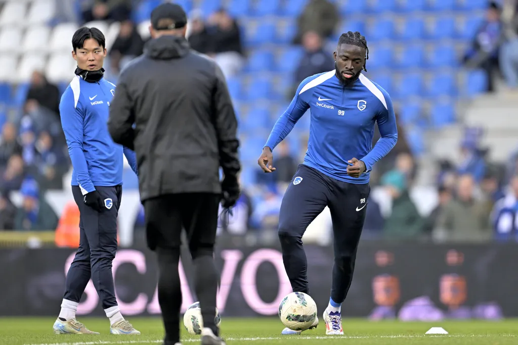 Tolu Arokodare and Oh Hyeon-Gyu during the warming up prior to the the Jupiler Pro League match between KRC Genk and KV Kortrijk