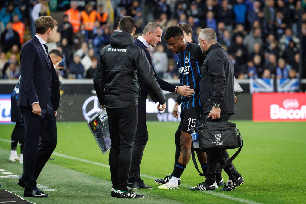 Raphael Onyedika leaves the pitch after being injured during a match between Club Brugge and KVC Westerlo, Wednesday 24 September 2025 in Brugge