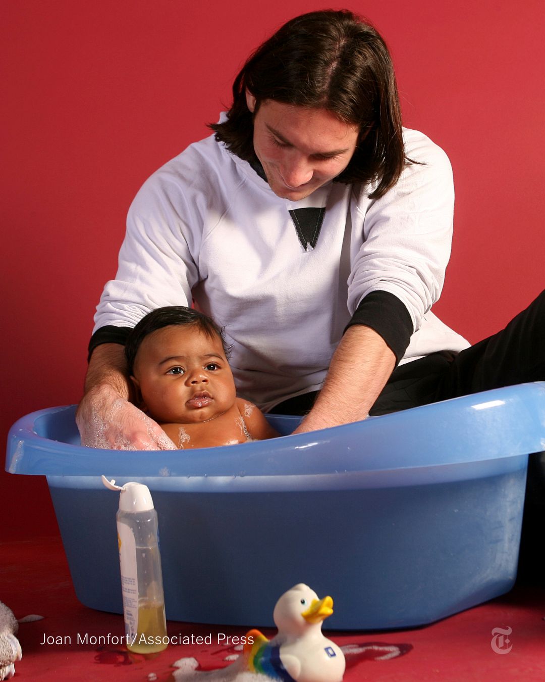 Lionel Messi bathing Lamine Yamal 