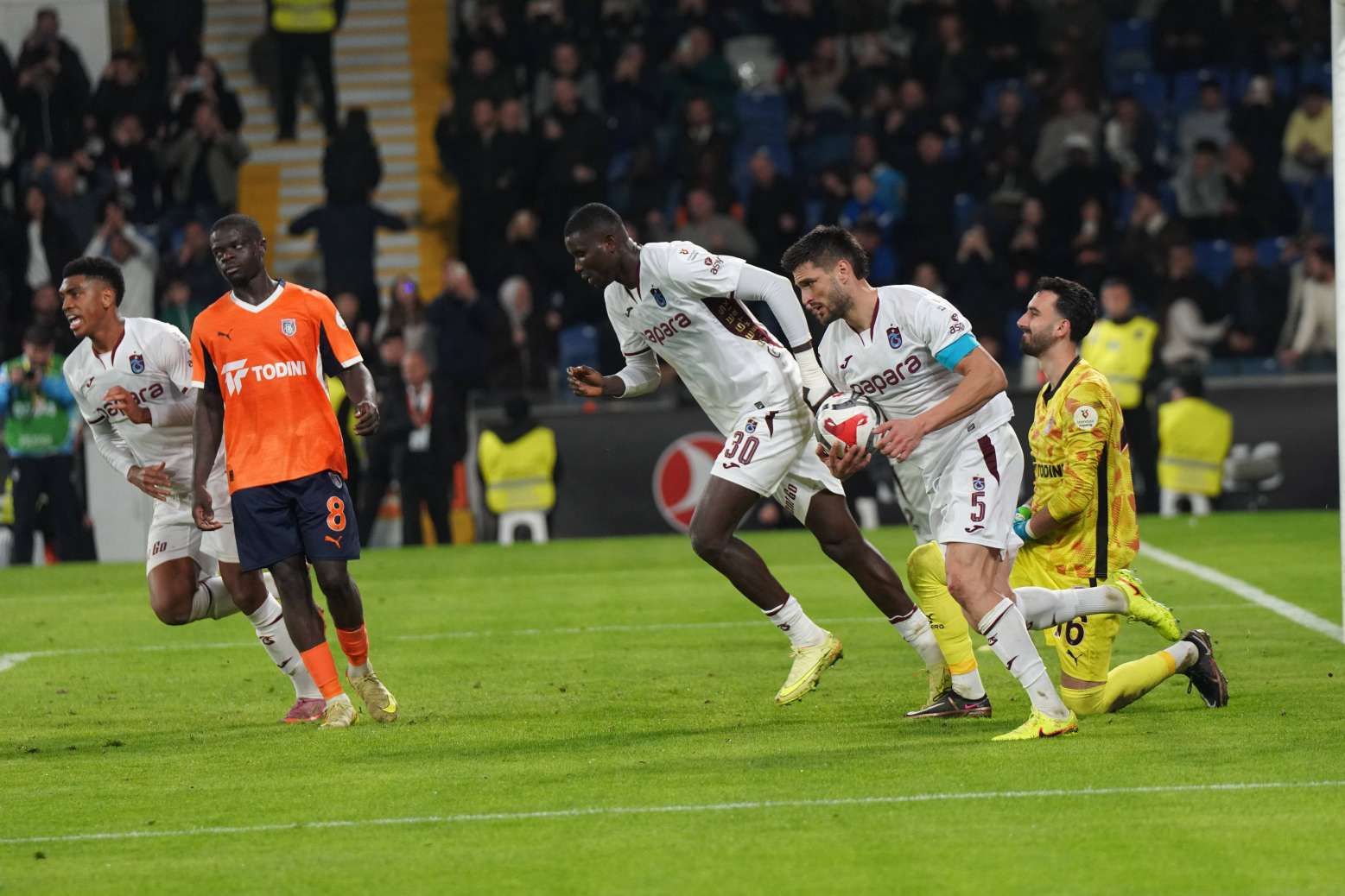 Paul Onuachu and teammates run with the ball after scoring in Trabzonspor vs Konyaspor