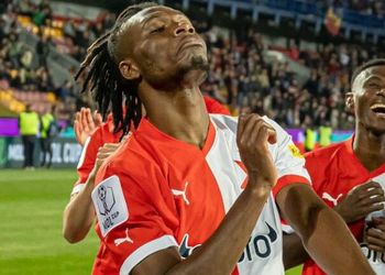 “You deserve three lifetime bans” – Nigerian star’s handball sparks angry outbursts against referee Tomáš Klíma