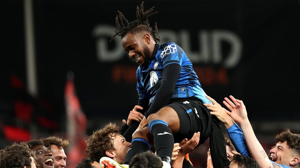 Lookman being celebrated by his teammates after scoring a hat-trick against Bayer 04 Leverkusen in the UEFA Europa League final
