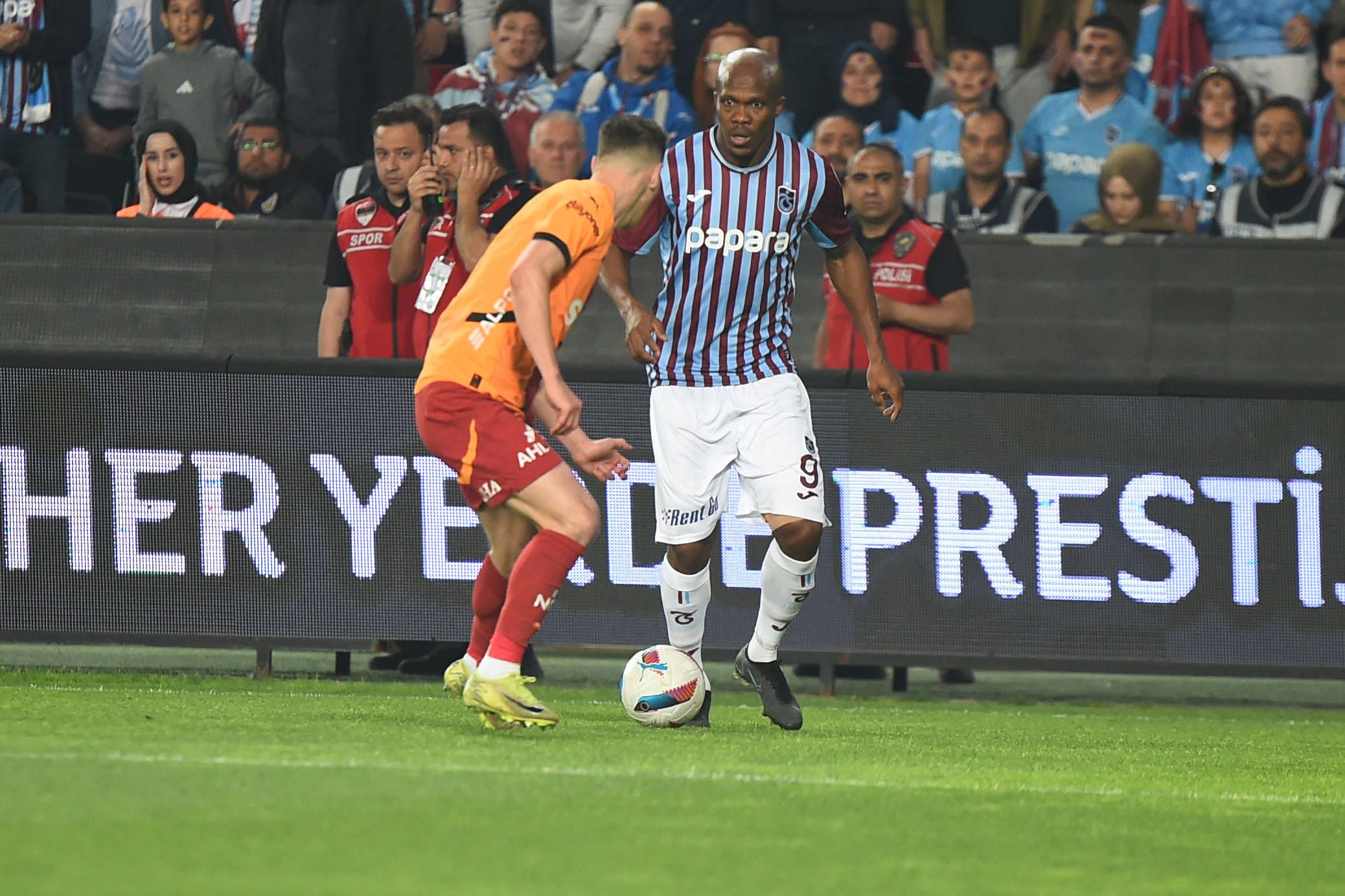 Rolland Sallai L of Galatasaray and Anthony Nwakaeme R of Trabzonspor