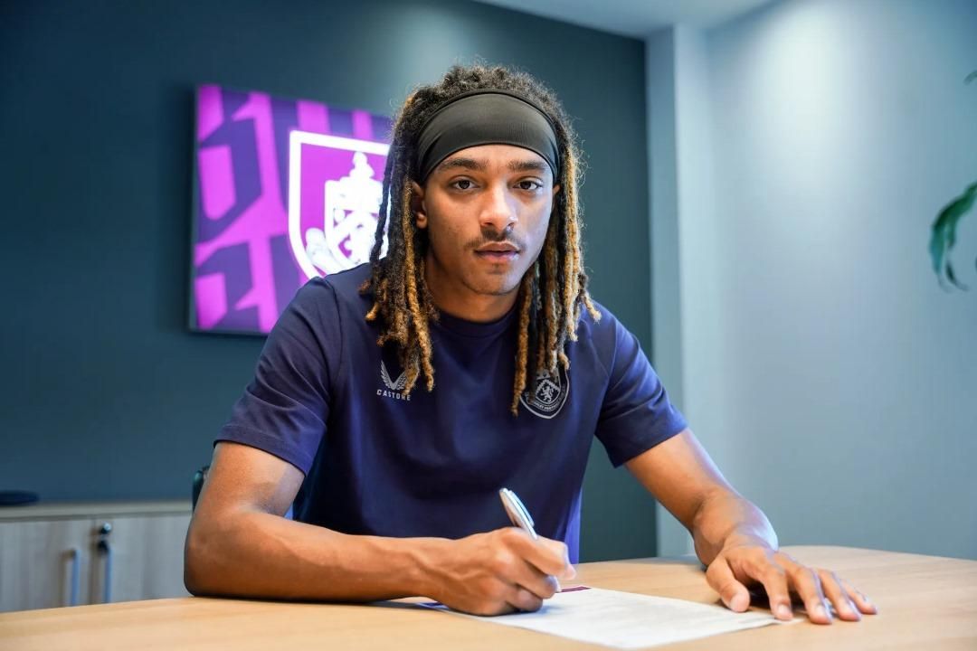 Noah Adekoya signs for Burnley