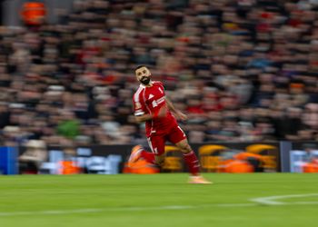 Award-winning Nigerian hitmaker tips Manchester United for EPL title challenge after Liverpool win