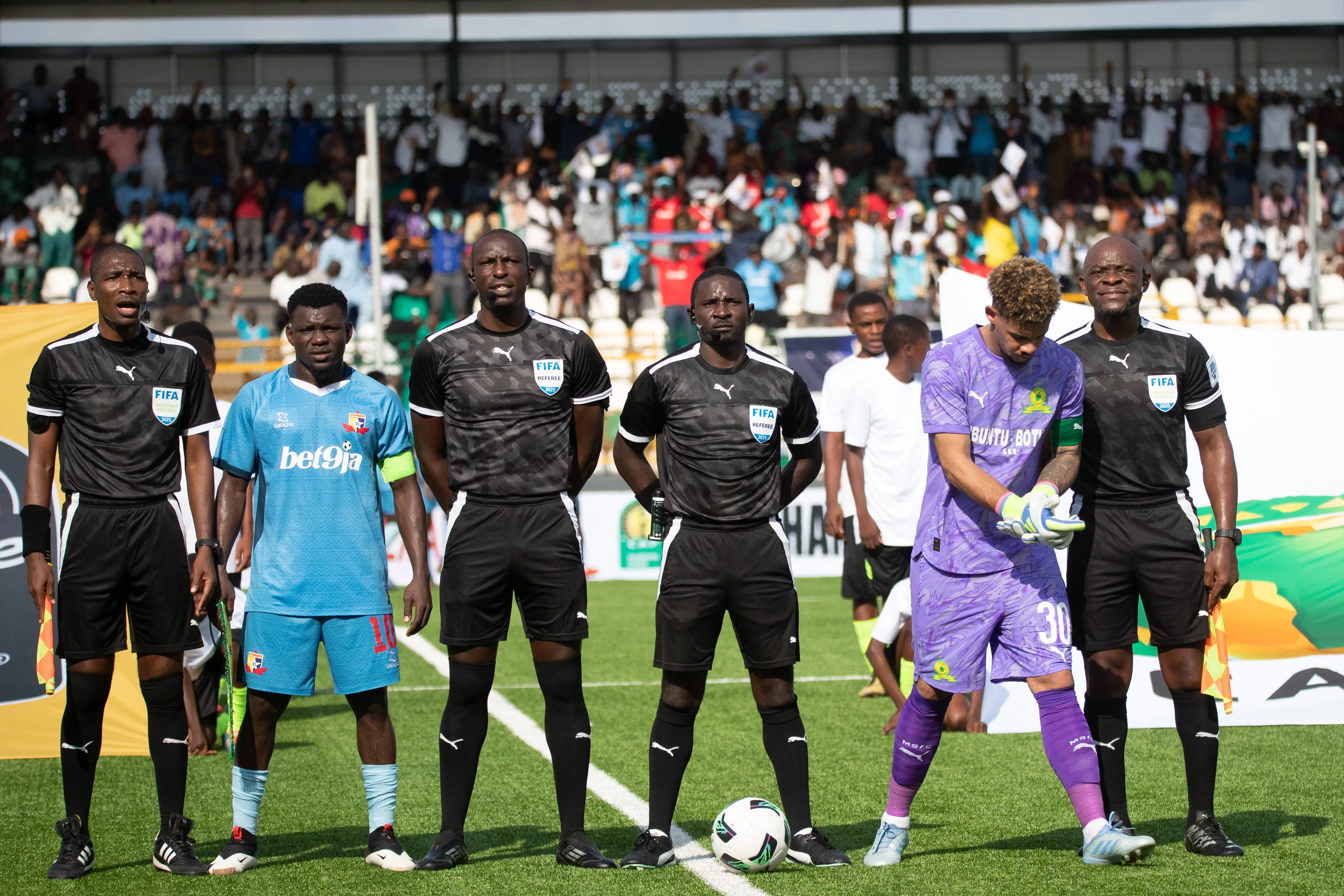 PLAYERS LINE UP DURING THE REMO STARS VS MAMELODI SUNDOWNS AT THE PRELIMINARY CAF CHAMPIONS LEAGUE FIRST LEAGUE, 19-OCTOBER-2025. Abeokuta MKO Abiola International Stadium Ogun State Nigeria
