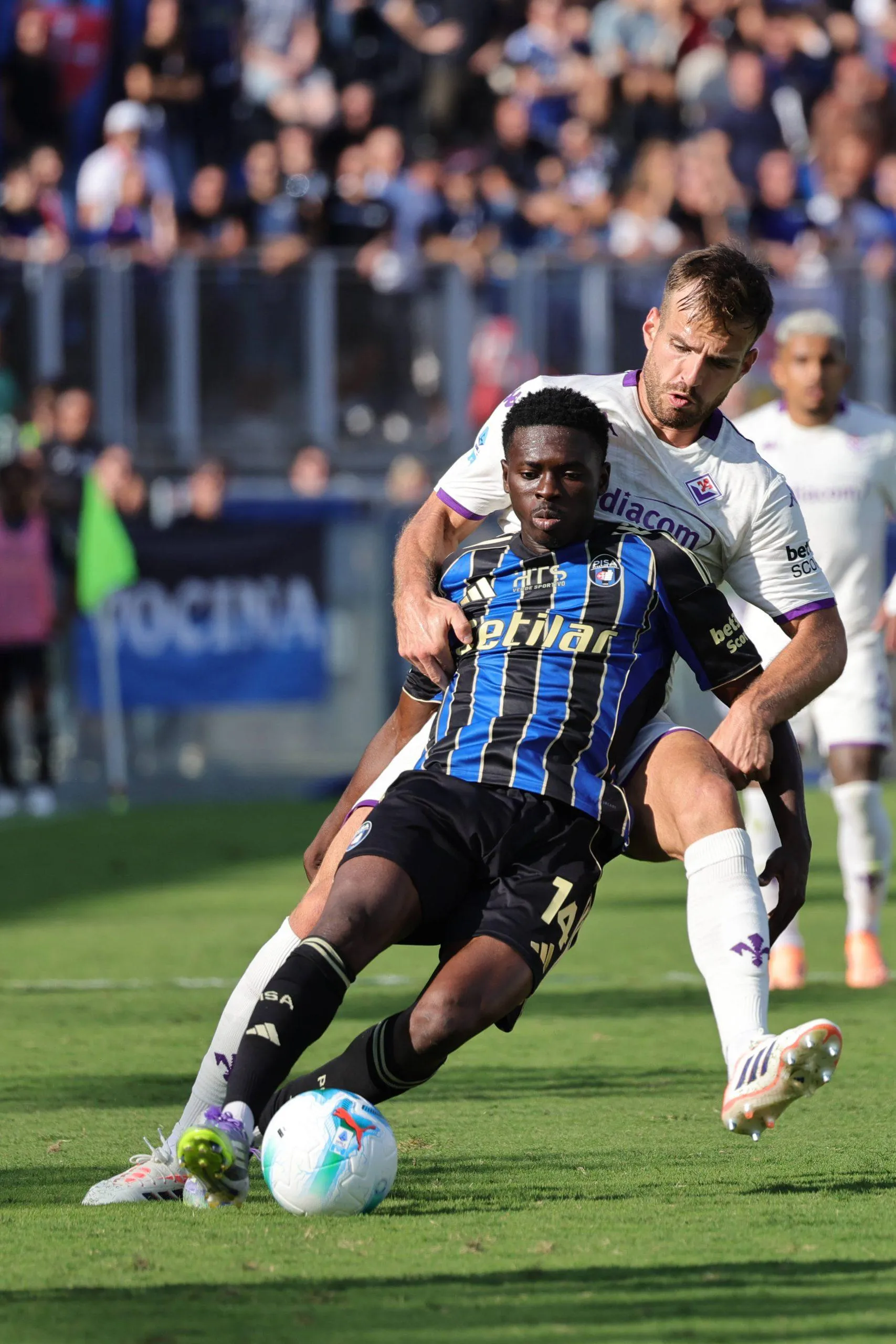 Ebenezer Akinsanmiro of Pisa and Marin Pongracic of ACF Fiorentina ,battle for the ball during the Italian Serie A match between Pisa S.C. and ACF Fiorentina, the Arena Garibaldi-Romeo Anconetani Stadium in Pisa