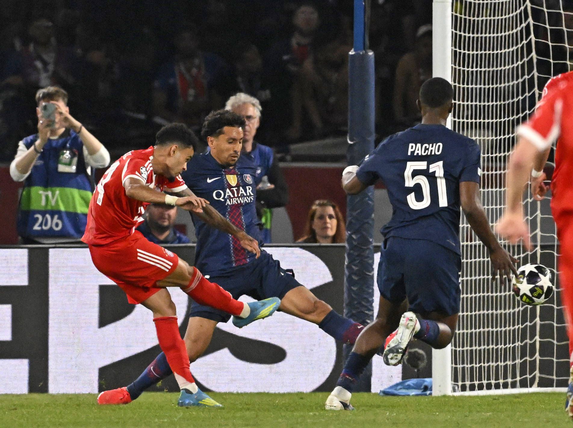 Luis Diaz FC Bayern takes on Marquinhos 