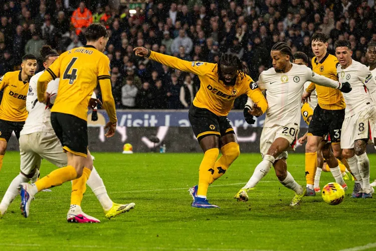 Tolu Arokodare’s goal not enough as Wolves edge closer to relegation after Chelsea loss