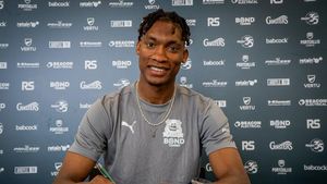 Official: Wayne Rooney welcomes Nigeria’s Muhamed Tijani to Plymouth Argyle