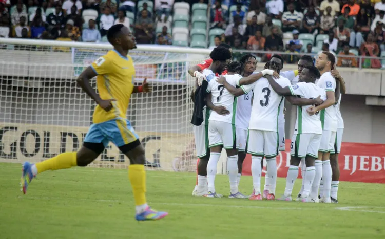 2026 FIFA World Cup, WM, Weltmeisterschaft, Fussball Qualifier: Nigeria Beat Rwanda 1-0 In Uyo A Rwanda player runs past the circled Super Eagles during the 2026 FIFA World Cup Qualifier match between Nigeria s Super Eagles and Rwanda s Amavubi, which Nigeria wins 1-0, at Godswill Akpabio Stadium in Uyo, Akwa Ibom State, Nigeria, on September 6, 2025. Uyo Nigeria PUBLICATIONxNOTxINxFRA