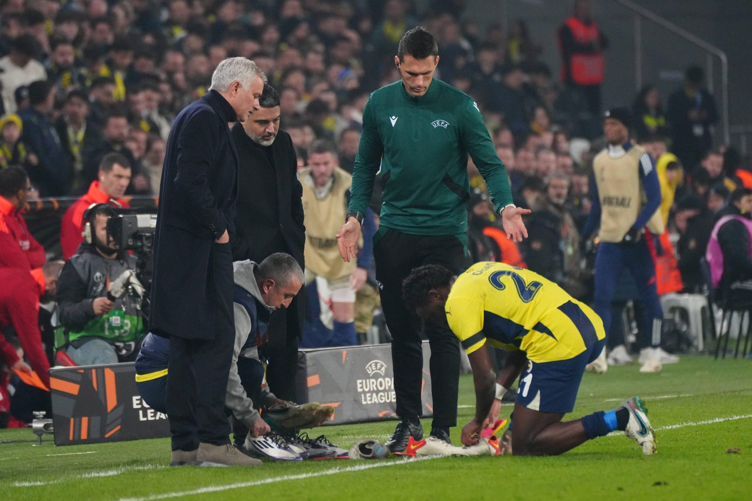 Fenerbahce: José Mourinho watches Bright Osayi-Osayi-Samuel from the sidelines