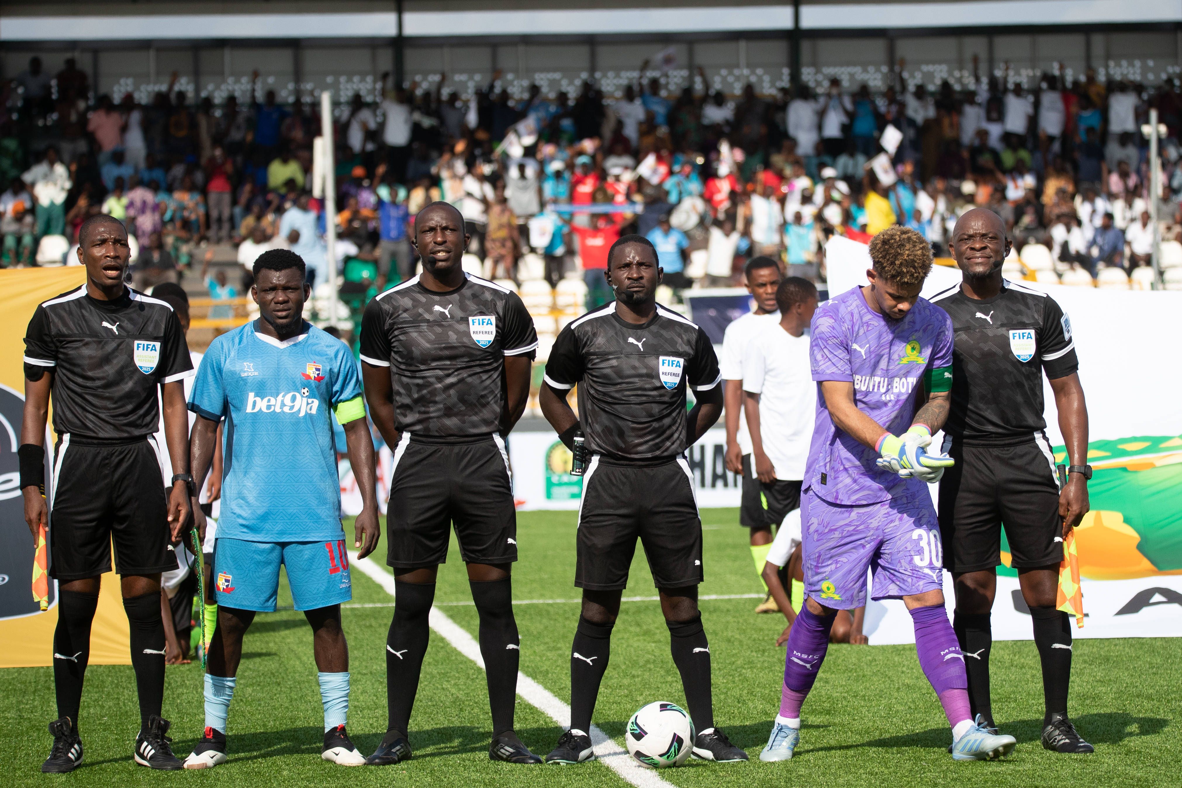 PLAYERS LINE UP DURING THE REMO STARS VS MAMELODI SUNDOWNS AT THE PRELIMINARY CAF CHAMPIONS LEAGUE FIRST LEAGUE, 19-OCTOBER-2025. Abeokuta MKO Abiola International Stadium Ogun State Nigeria