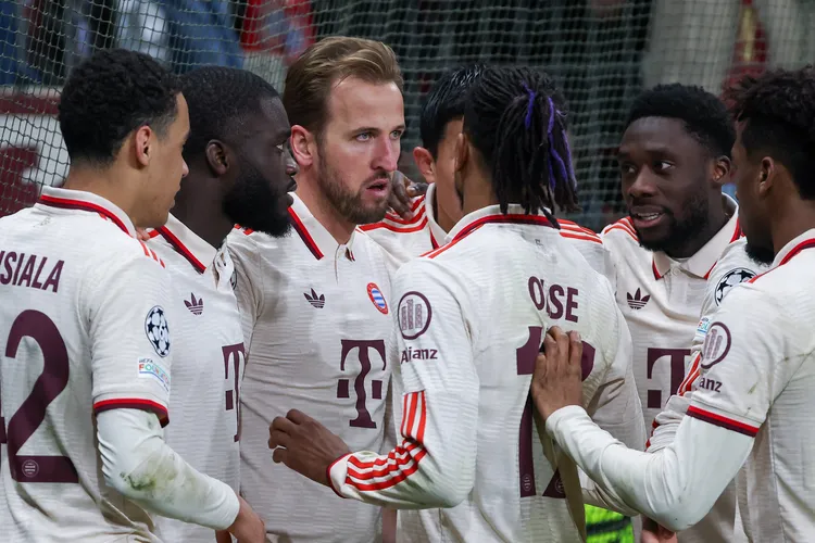 UEFA Champions League - Bayer 04 Leverkusen - FC Bayern München am 11.03.2025 in der BayArena in Leverkusen Jubel, Torjubel, Torschuetze, Torschütze Harry Kane Muenchen 9 jubelt nach seinem Tor zum 0 zu 1 mit der Mannschaft, hier mit Jamal Musiala Muenchen 42 , Dayot Upamecano Muenchen 2 , Michael Olise Muenchen 17 , Alphonso Davies Muenchen 19 *** UEFA Champions League Bayer 04 Leverkusen FC Bayern München on 11 03 2025 at the BayArena in Leverkusen Cheering, goal celebration, goal scorer Harry Kane Muenchen 9 celebrates with the team after his goal to make it 0 to 1, here with Jamal Musiala Muenchen 42 , Dayot Upamecano Muenchen 2 , Michael Olise Muenchen 17 , Alphonso Davies Muenchen 19 MH

France and Bayern Munich star Michael Olise 
