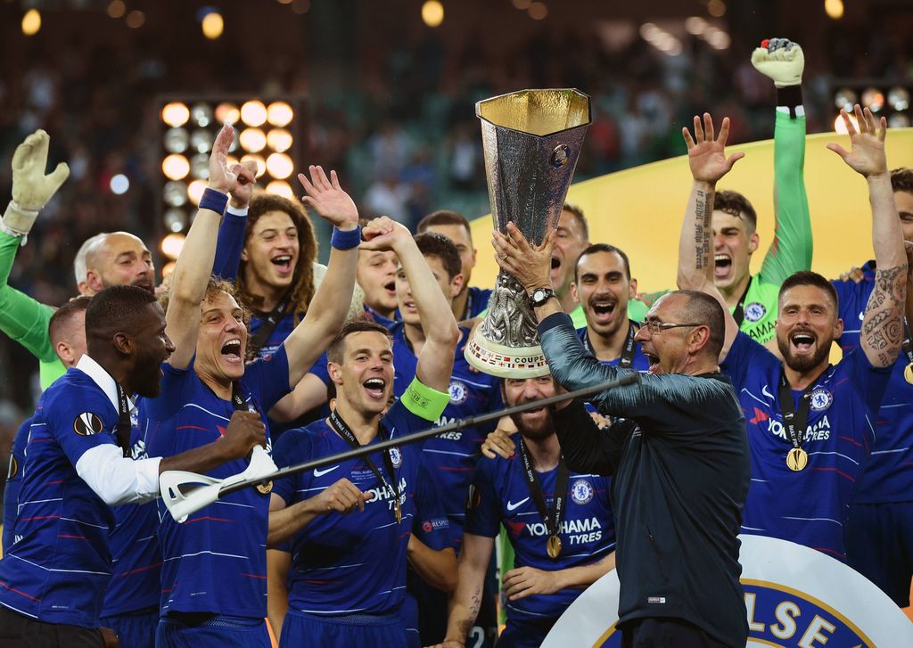 Chelsea's manager Maurizio Sarri and the players celebrate with the trophy after the UEFA Europa League final match between Chelsea and Arsenal in Baku Azerbaijan