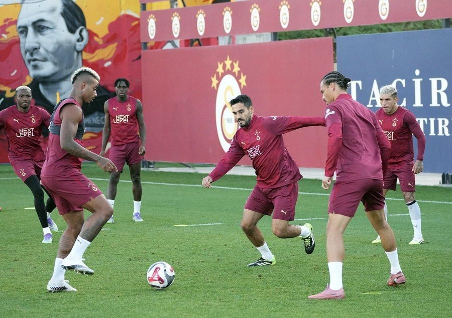 Victor Osimhen in rondo with Galatasaray teammates