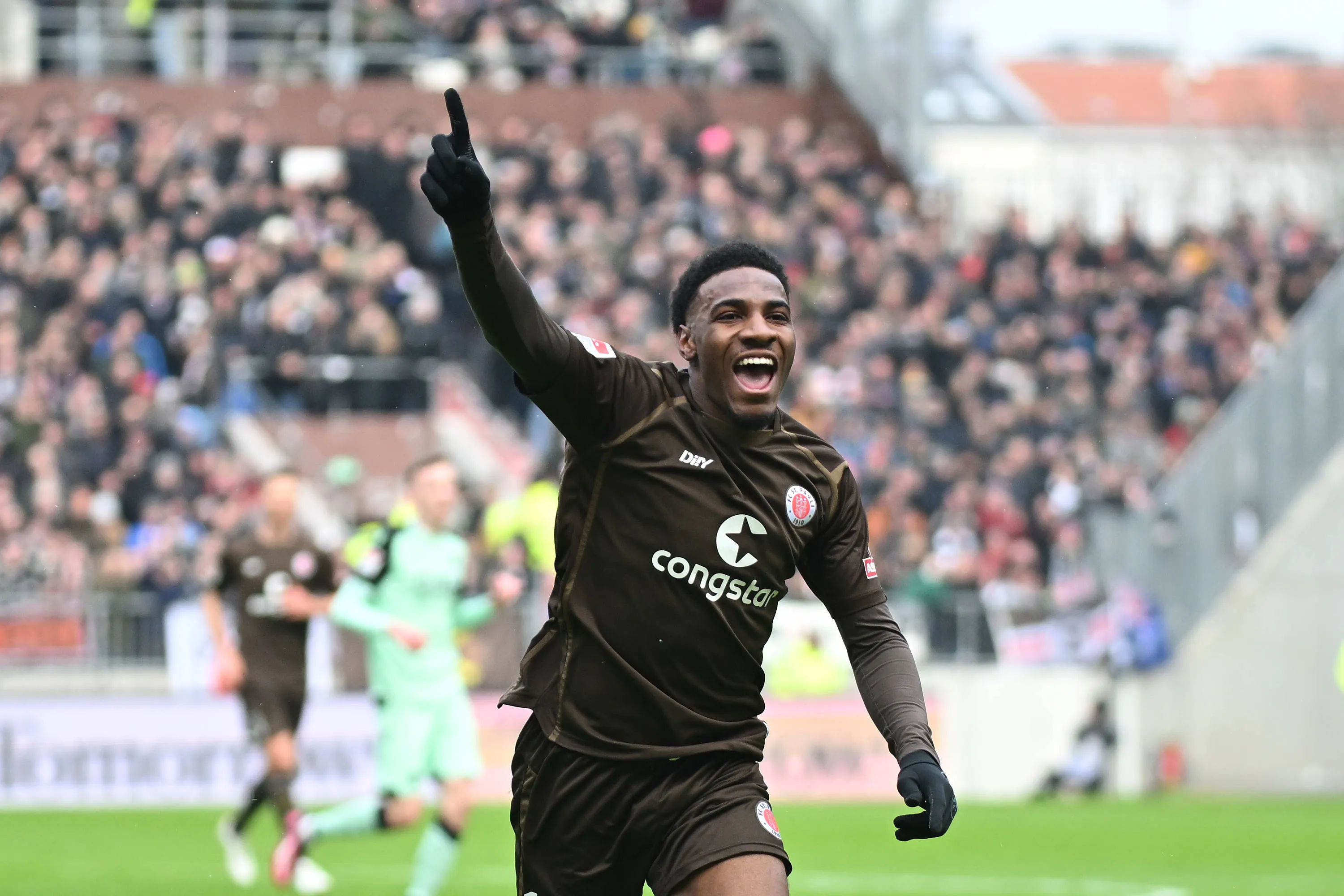 Oladapo Afolayan in action for FC St. Pauli