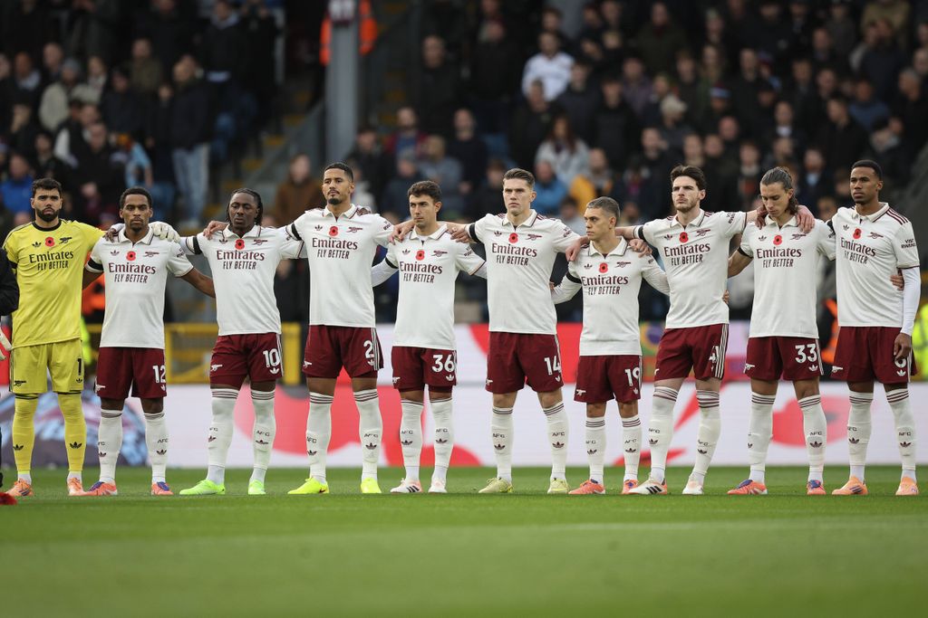 Arsenal players observe a minutes silence for Remembrance