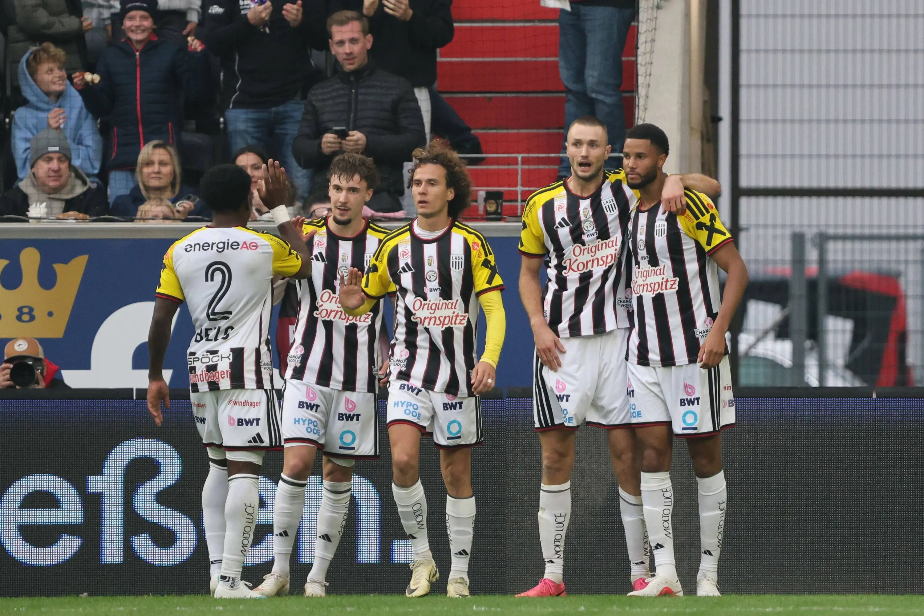 LASK players celebrate goal