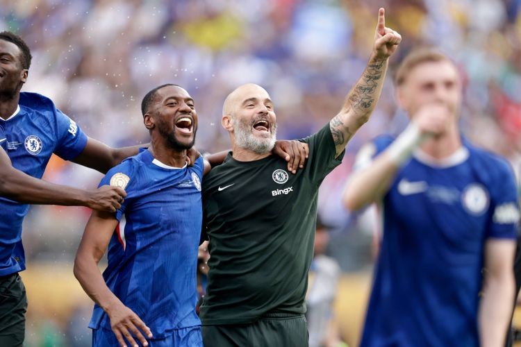 Chelsea star Tosin Adarabioyo and manager Enzo Maresca