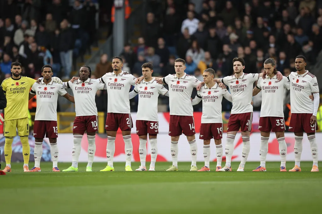 Arsenal players observe a minutes silence for Remembrance
