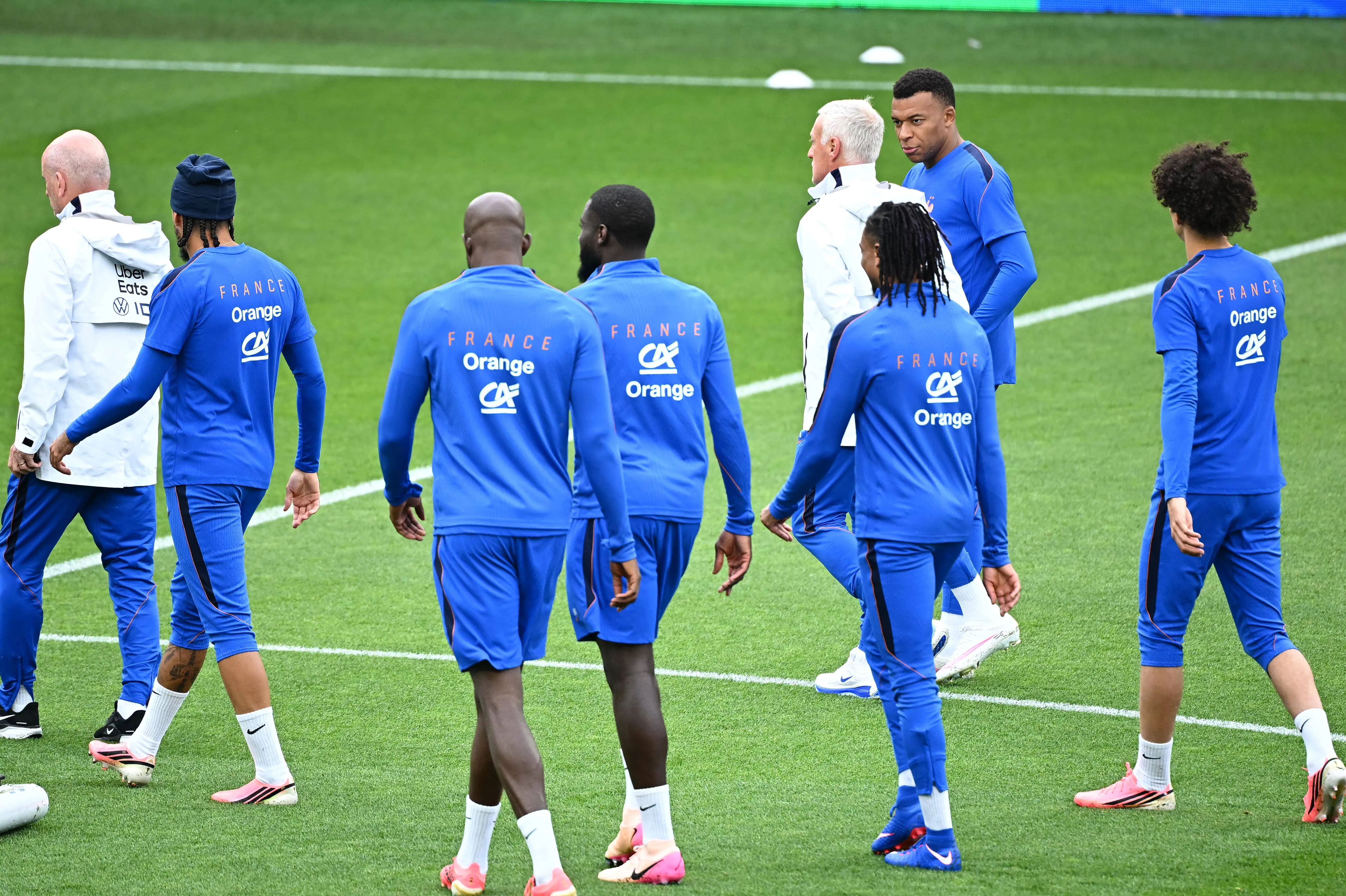 France boss Didier Deschamps and Kylian Mbappe 