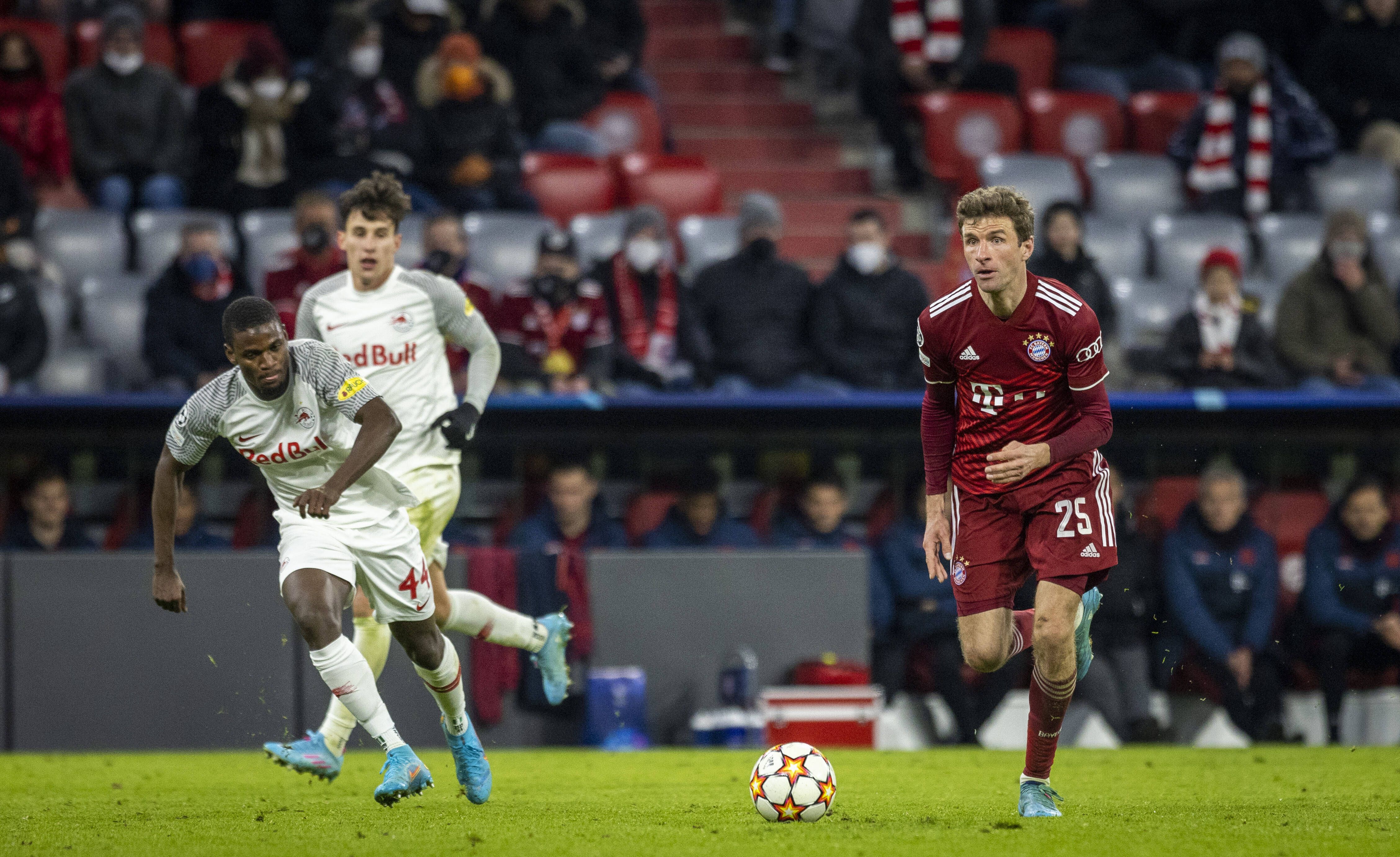 Thomas Mueller and Samson Tijani tussle for the ball in the UCL match between Salzburg FC and Bayern München