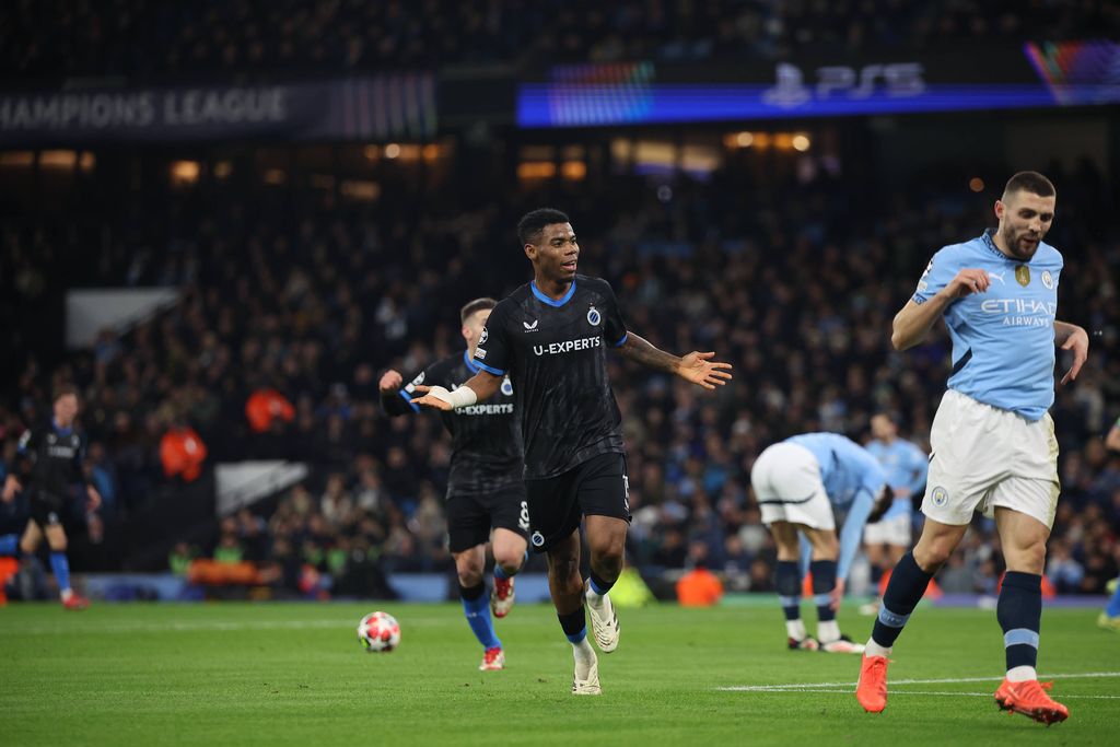 Raphael Onyedika of Club Brugge scores his team s first goal to make it 1-0 during the UEFA Champions League 2024/25 League Phase MD8 match between Manchester City and Club Brugge
