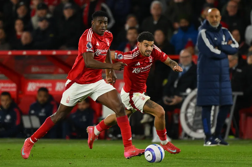 Taiwo Awoniyi of Nottingham Forest looks on with Morgan Gibbs-White vs Manchester United