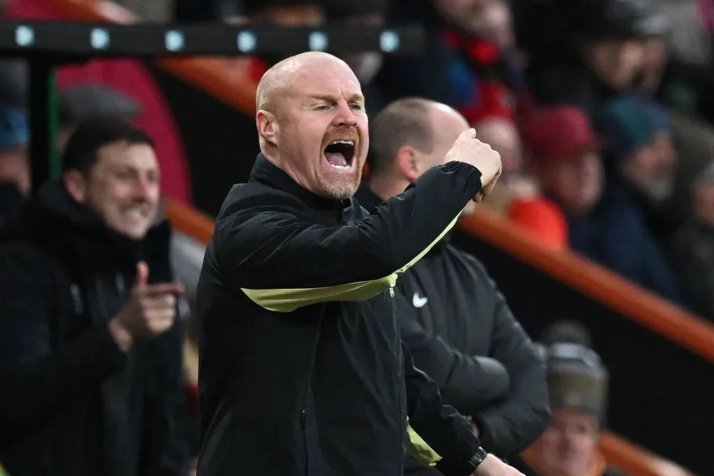 Sean Dyche gestures during the Premier League match between Bournemouth and Everton