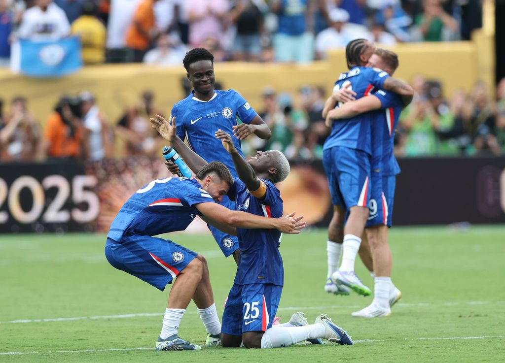 Moises Caicedo  drops to his knees to celebrate the win with Enzo Fernandez