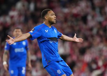 Former FIFA referee joins Rangers boss to slam poor officiating decision against Dessers