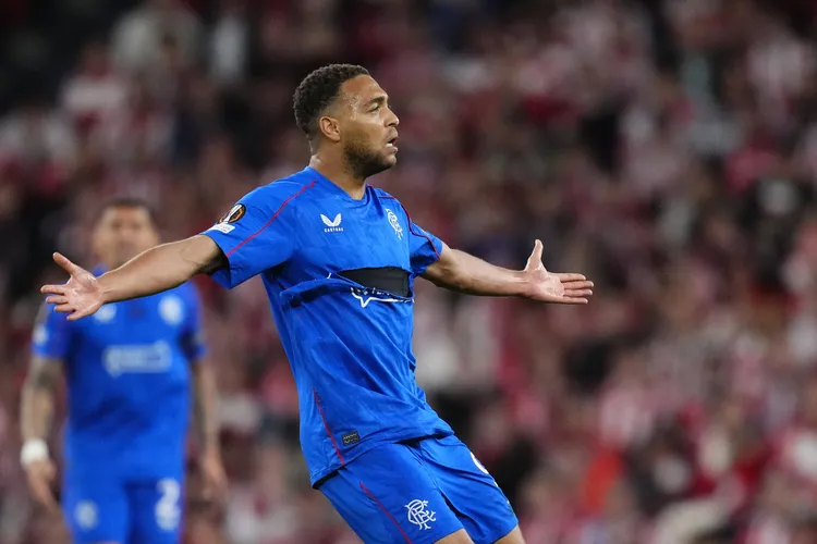 Former FIFA referee joins Rangers boss to slam poor officiating decision against Dessers