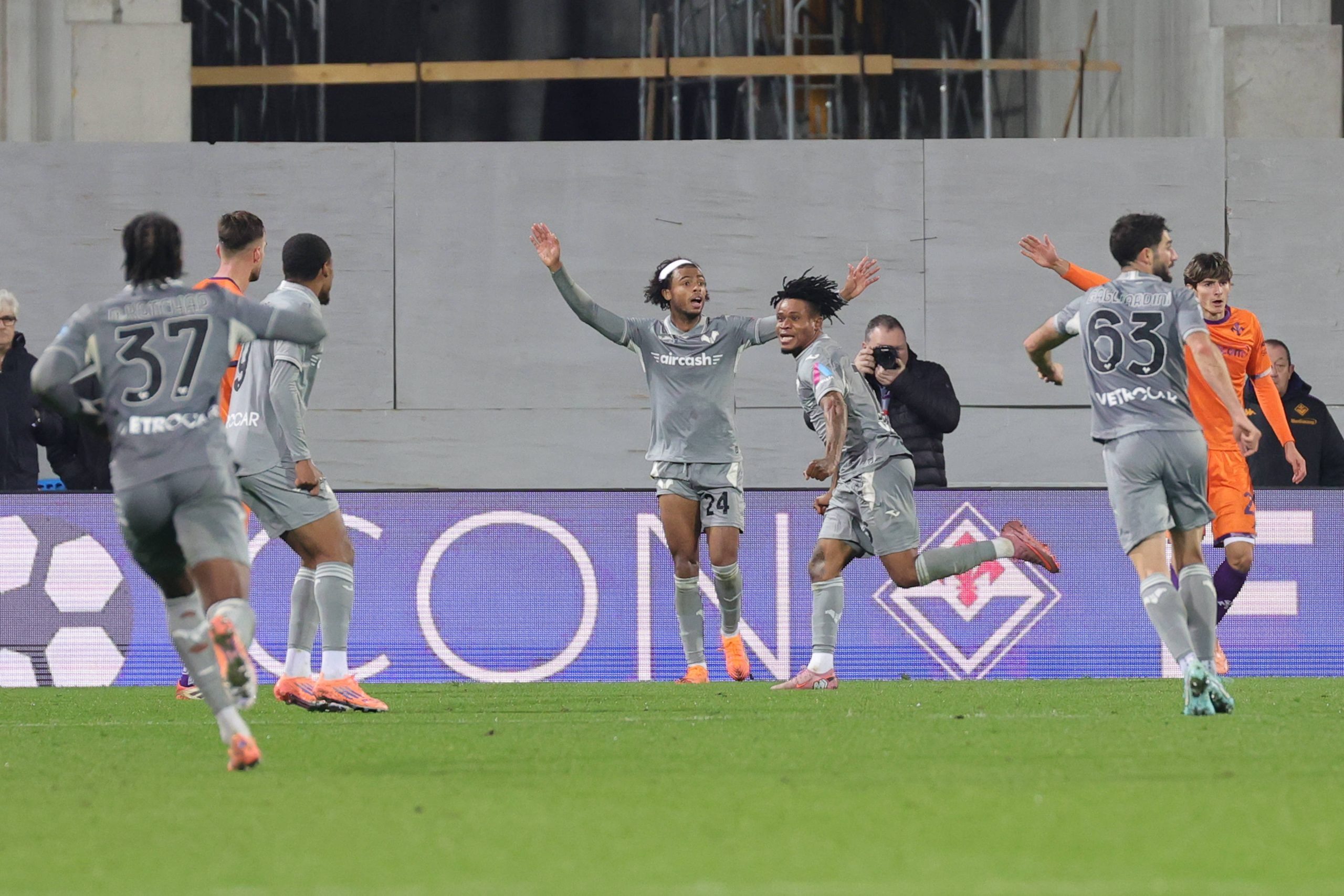Gift Orban celebrates after scoring goal during Serie A match between Fiorentina and Hellas Verona