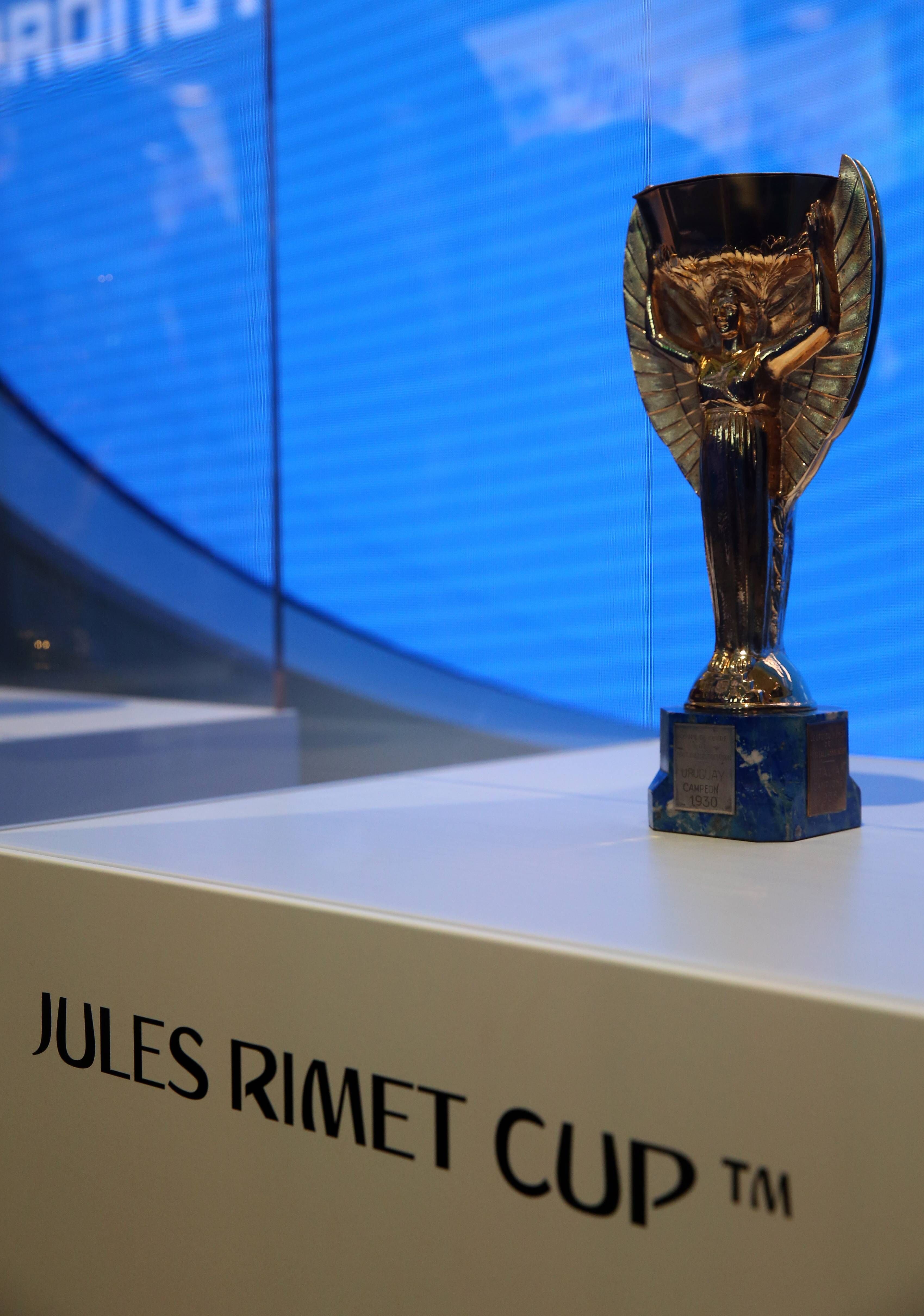  The Jules Rimet Trophy that was awarded to the winner of the 1930 FIFA World Fussball in Uruguay on display at the exhibition The History Makers and hosted by the FIFA 