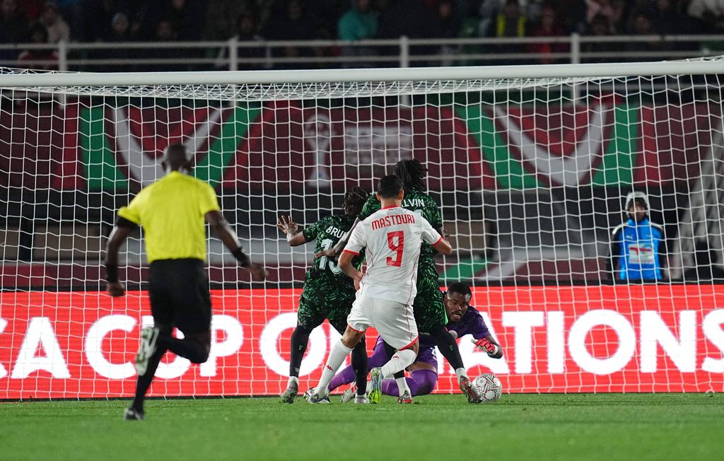 Stanley Bobo Nwabali controls the ball during the Africa Cup Of Nations match between Tunisia and Nigeria
