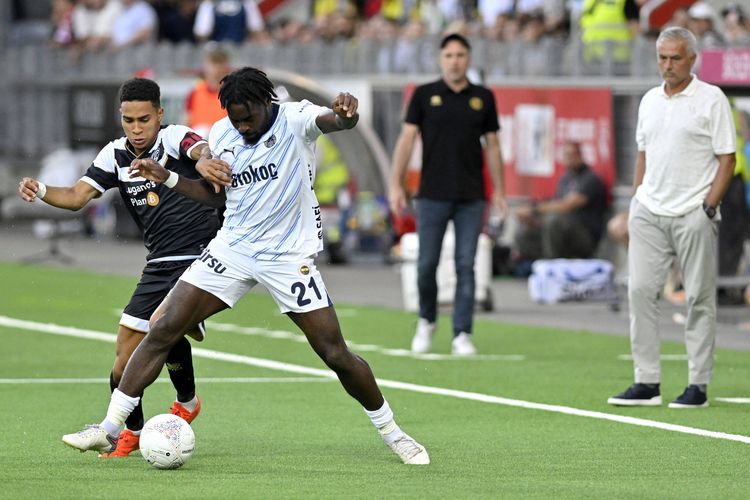 Fenerbahce: José Mourinho watches Bright Osayi-Osayi-Samuel from the sidelines