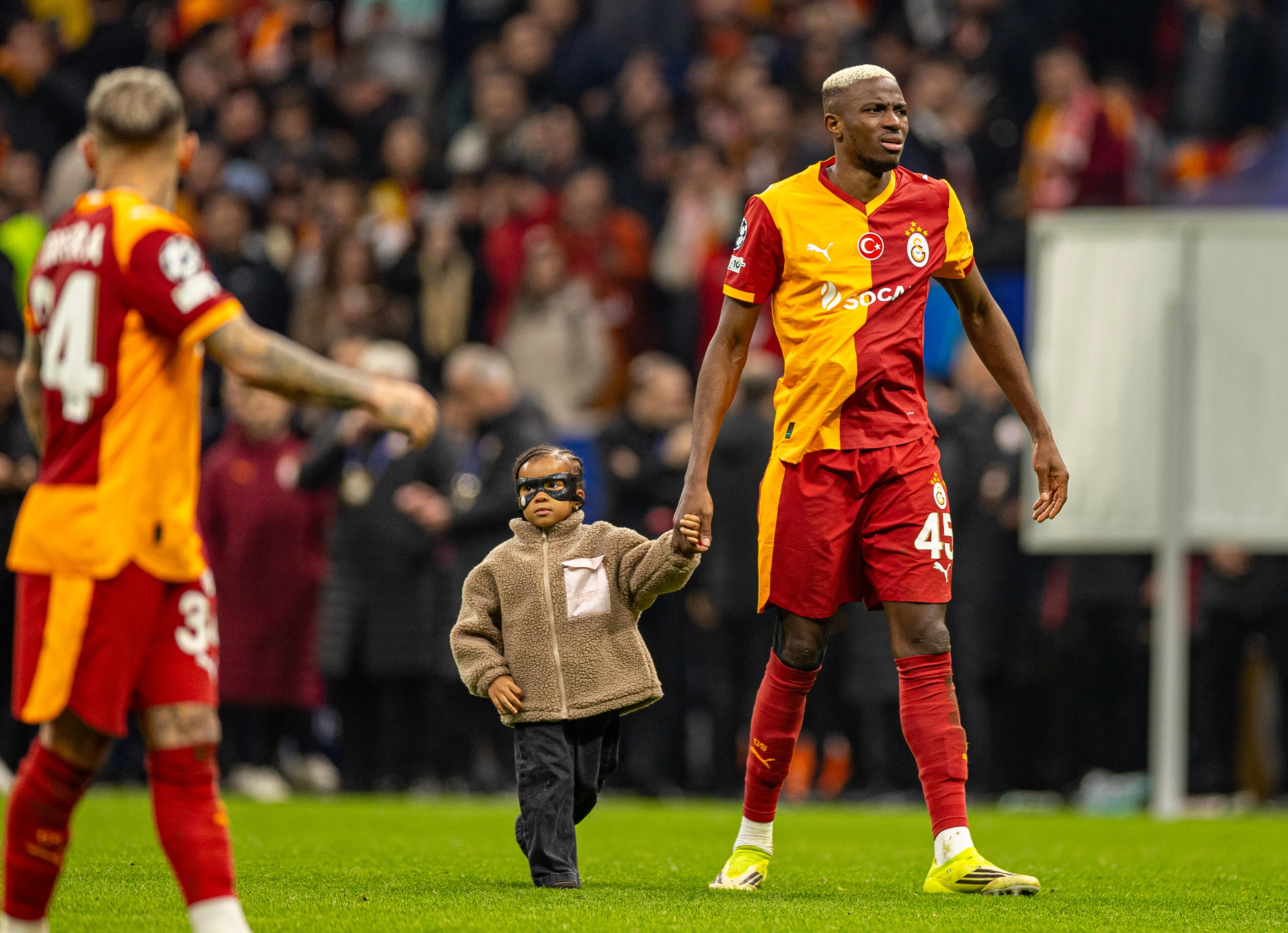 Victor Osimhen celebrates with his daughter