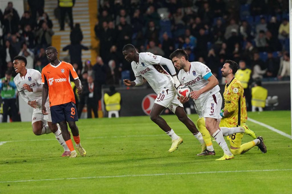 Paul Onuachu and teammates run with the ball after scoring in Trabzonspor vs Konyaspor