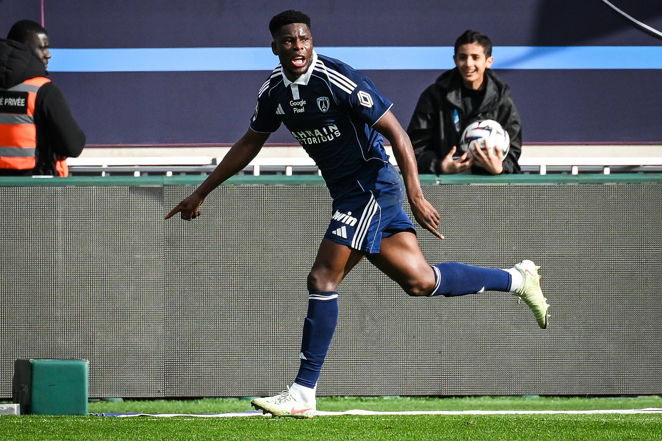 Marshall MUNETSI of Paris FC celebrates his goal