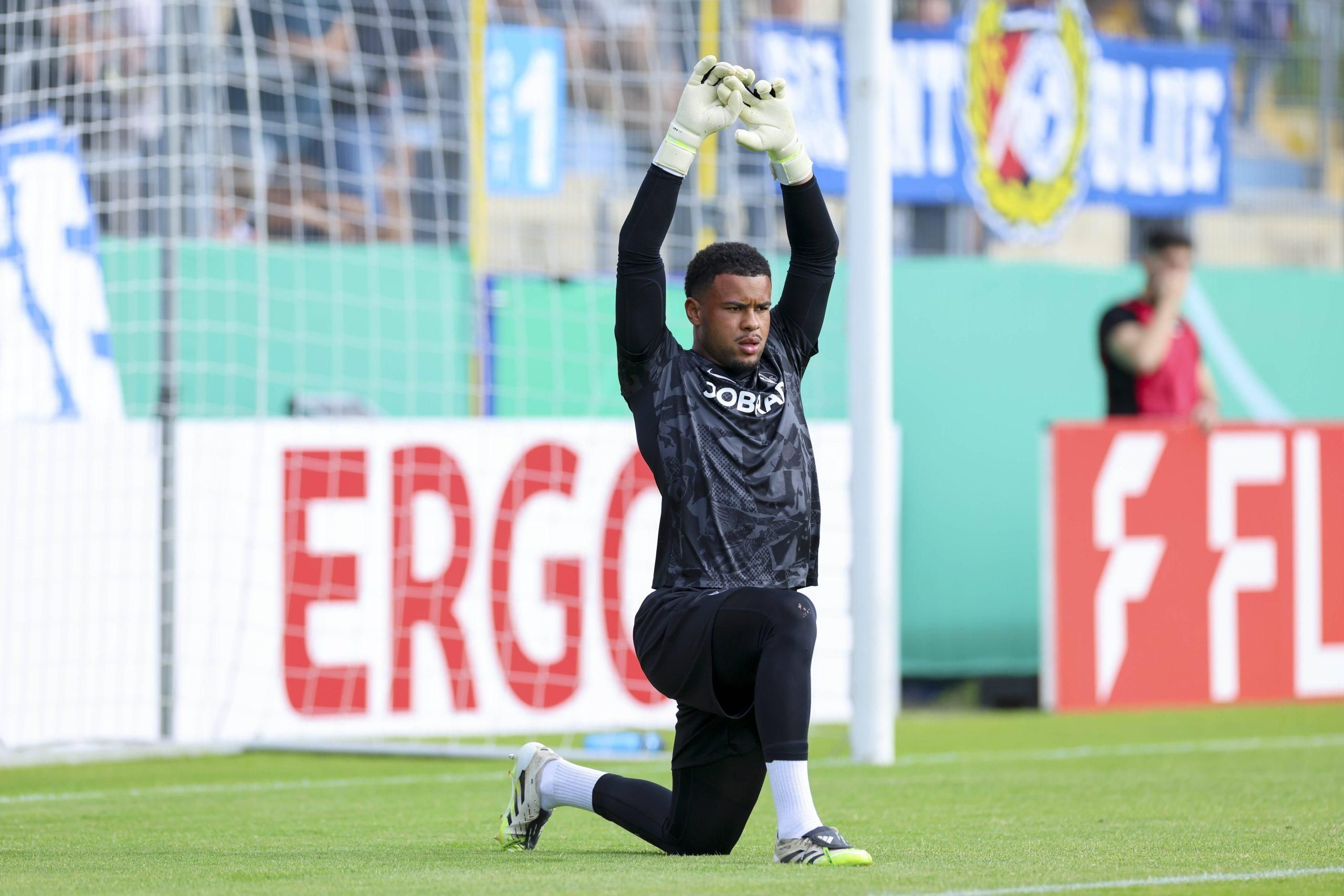 Goalkeeper Noah Atubolu SC Freiburg warms up, DFB Pokal, SF Lotte v SC Freiburg, Stadion am Lotter Kreuz, August 16, 2025 in Lotte, Germany