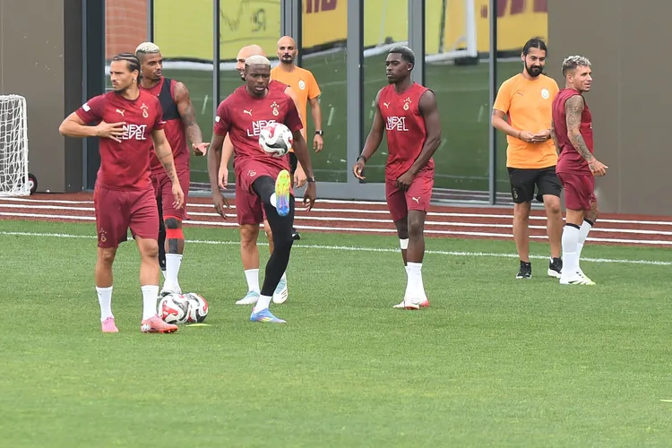 Victor Osimhen and Galatasaray teammates in training