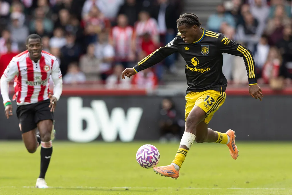 Patrick Dorgu in action for Manchester United against Brentford at the Gtech Community Stadium