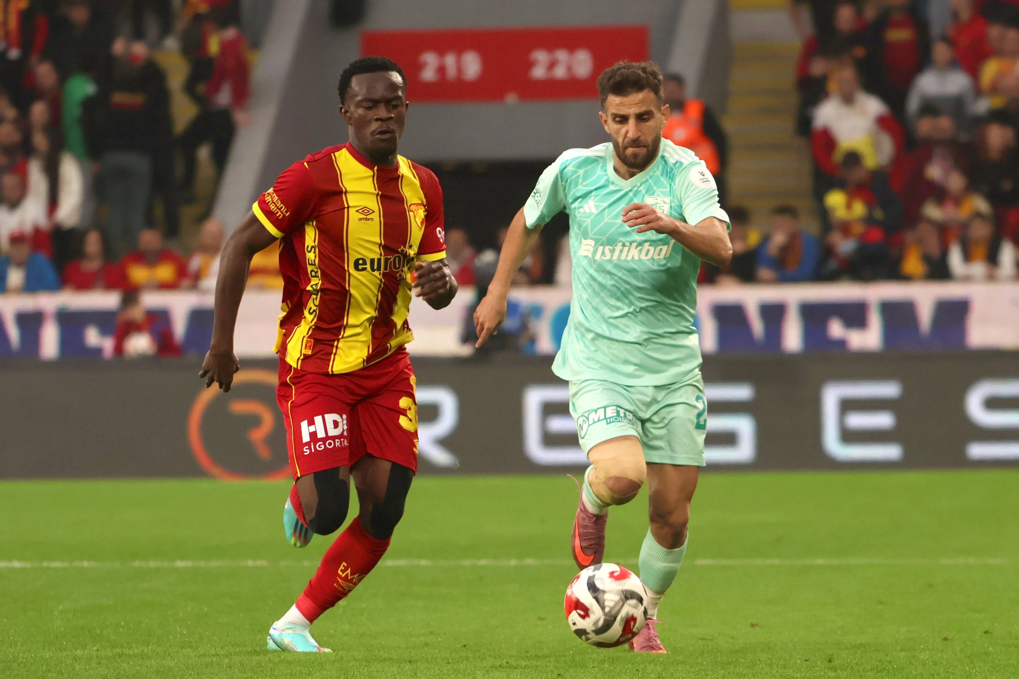 Anthony Dennis L of Goztepe and Ramazan Civelek R of Kayserispor. 
