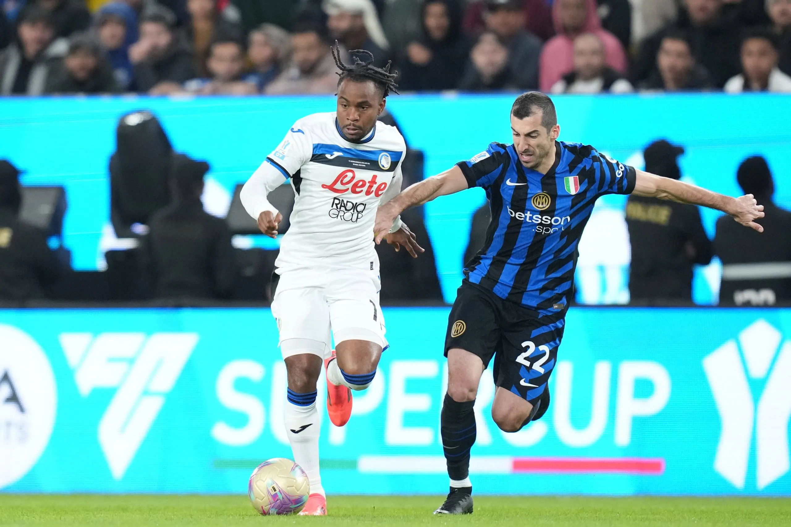 Ademola Lookman and Inter Milan's Henrikh Mkhitaryan during the EA Sports FC Supercup 2024/2025 match between Inter and Atalanta