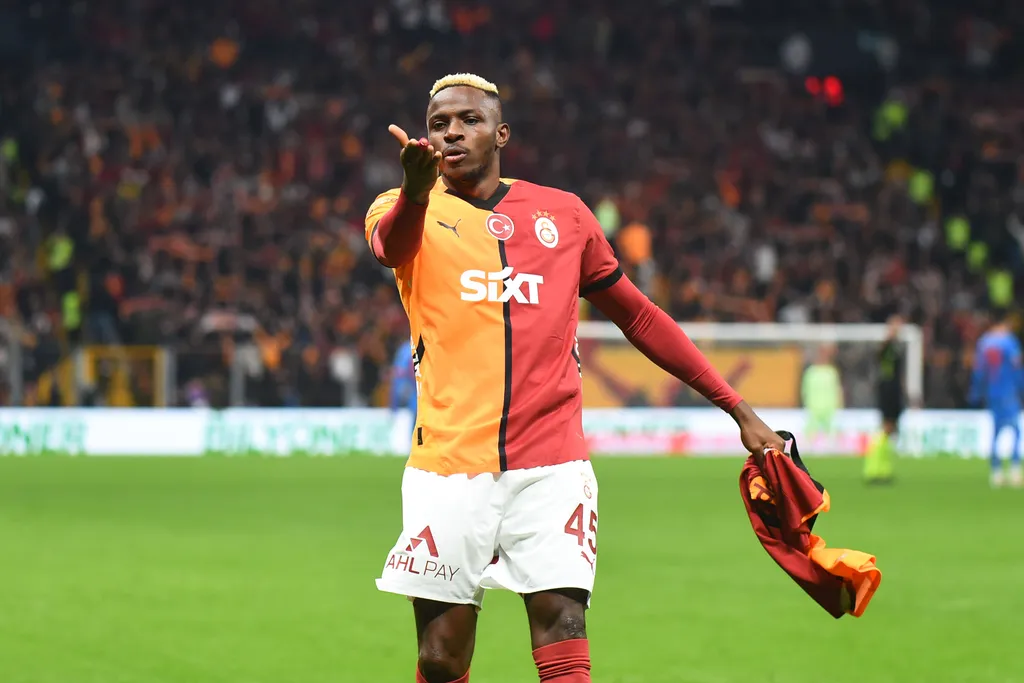 Galatasaray player Victor Osimhen showed a shirt with the words Happy Birthday Tony and Toby after scoring his goal during the Turkish Super League match between Galatasaray and Goztep