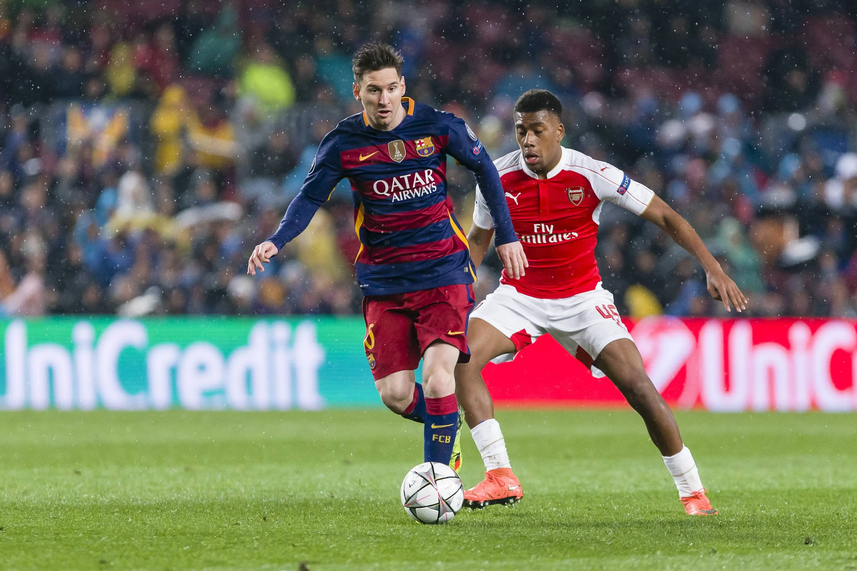 Lionel Messi and Alex Iwobi during the UEFA Champions League match between FC Barcelona and Arsenal