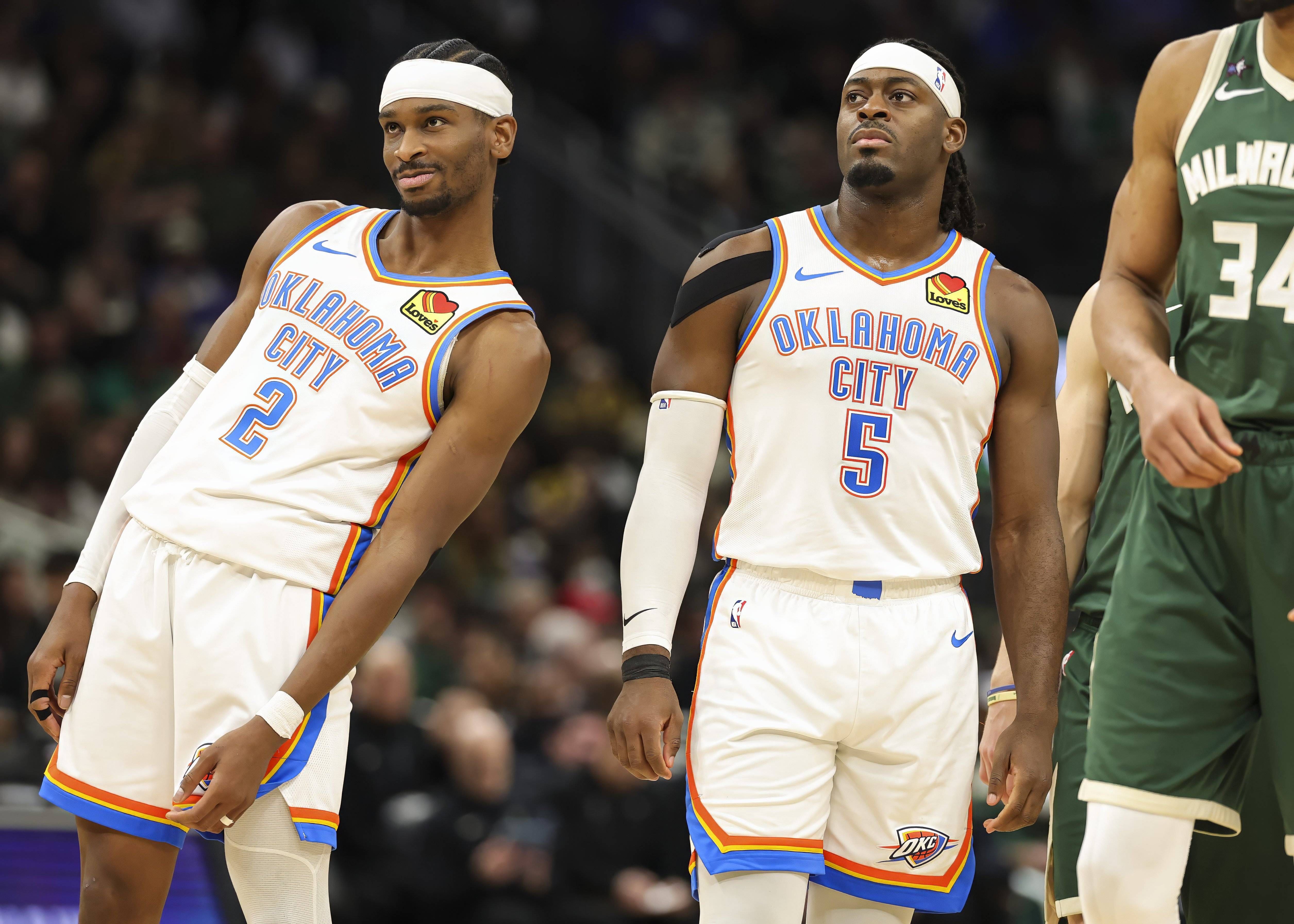  Oklahoma City Thunder Shai Gilgeous-Alexander L and Luguentz Dort react during the 2025-2026 NBA, Basketball Herren, USA regular season game between Milwaukee Bucks and Oklahoma City Thunder
